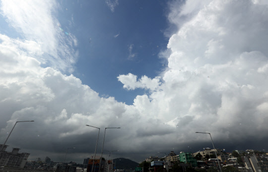 비가 오락가락한 21일 오후 서울 하늘이 동네마다 다른 구름이다.